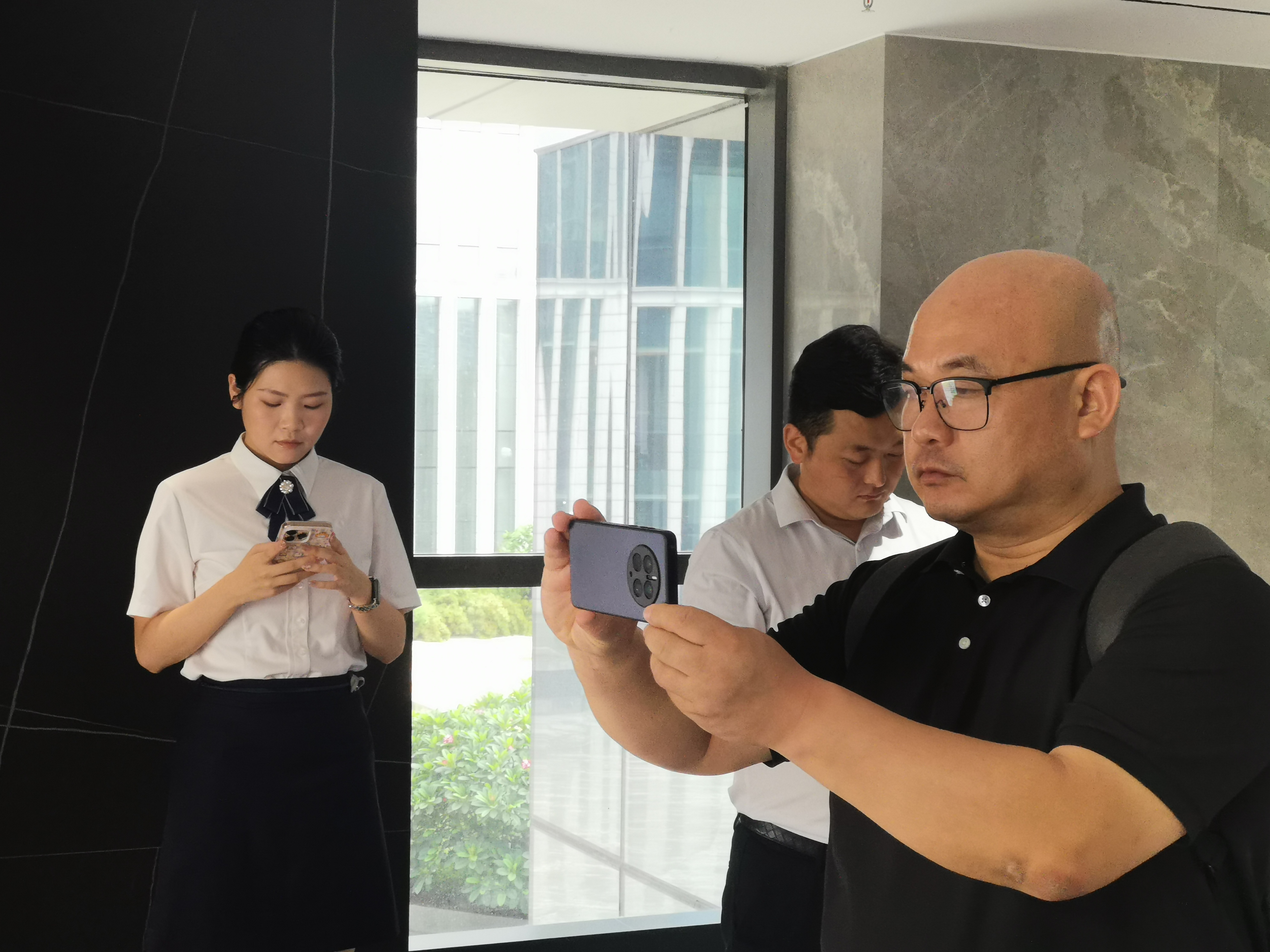 優石麗總經理陳文定受邀與大建材眾企業家：共同探秘蒙娜麗莎智能家居中心