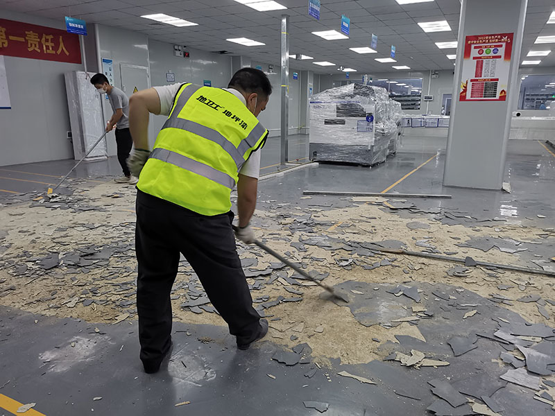 地衛士施工人員正在鏟除原來的舊漆層 地衛士施工人員正在鏟除原來的舊漆層