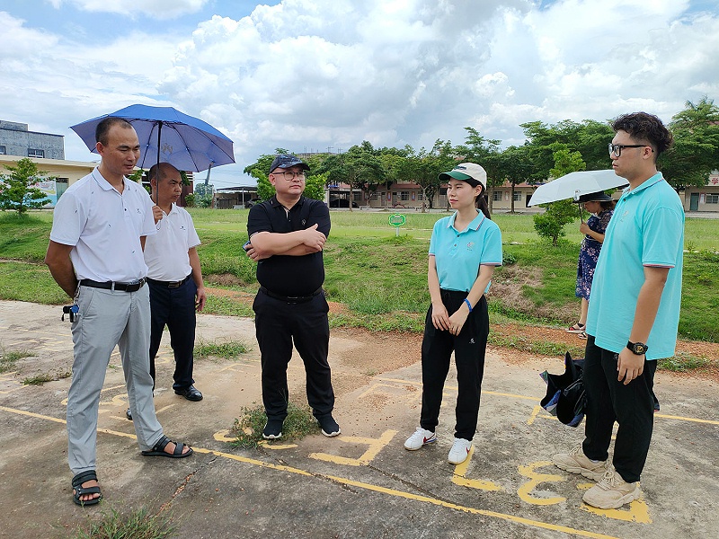 梧村垌小學校長為優石麗總經理陳文定介紹學校運動場環境圖 梧村垌小學校長為優石麗總經理陳文定介紹學校運動場環境圖
