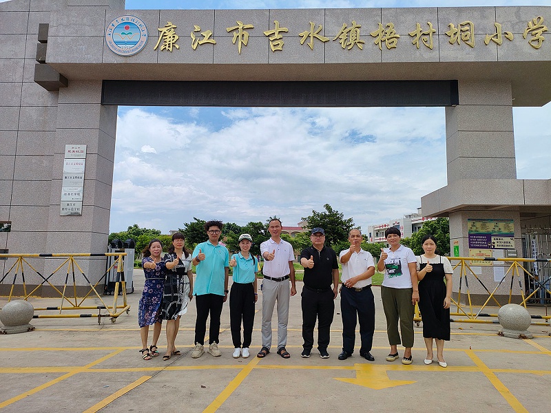 佛山優石麗總經理陳文定在梧村垌小學考察合影 佛山優石麗總經理陳文定在梧村垌小學考察合影