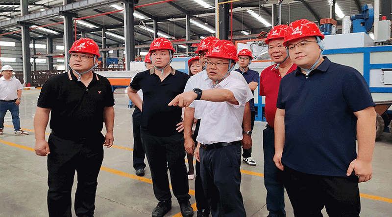 地衛(wèi)士地坪漆總經(jīng)理陳文定在廣東季華鋁業(yè)工廠車間參觀學(xué)習(xí) 地衛(wèi)士地坪漆總經(jīng)理陳文定在廣東季華鋁業(yè)工廠車間參觀學(xué)習(xí)