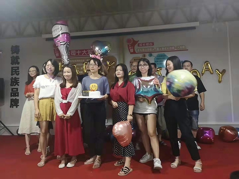 生日會(huì),共同奮斗,地衛(wèi)士地坪,佛山地坪漆公司,慶祝生日,佛山固化劑地坪,地坪漆,地板漆公司,合影